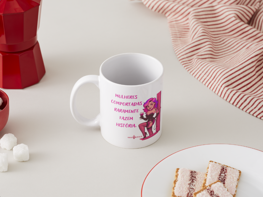 Caneca “Mulheres Comportadas Raramente Fazem História”